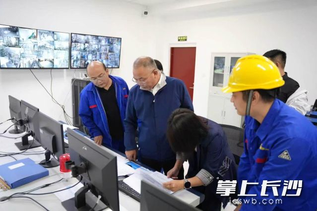 督查人员认真查看可燃气体异常报警记录表。