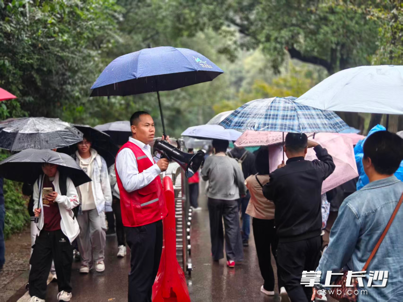 一线志愿服务持续开展，暖心举措伴游园全程。