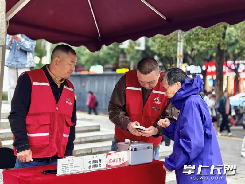 景区多个志愿服务岗为游客提供路线咨询、应急药品等便民服务。 景区多个志愿服务岗为游客提供路线咨询、应急药品等便民服务。
