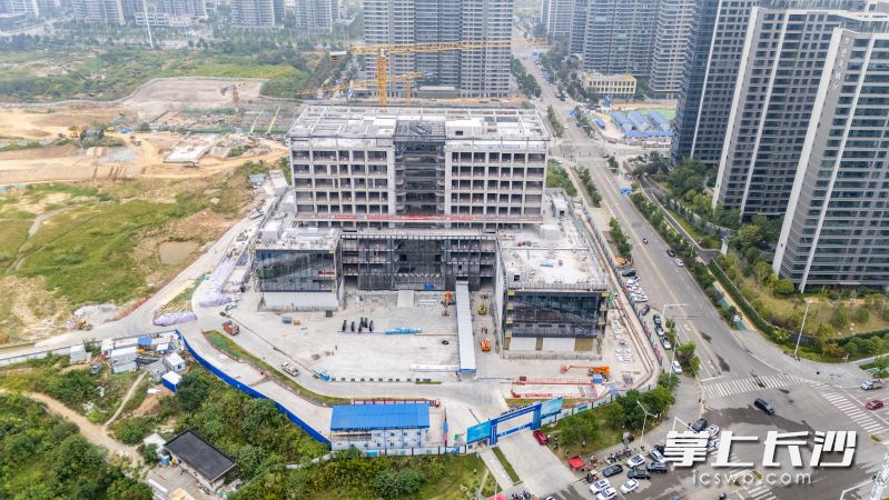 中国能建绿色民爆创新发展中心（易普力总部基地）项目集中开展精装修和机电安装。