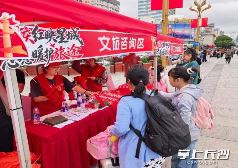 志愿者围绕旅客出行需求，提供行李寄存、饮水补给、应急帮助、手机充电、文旅咨询等多项免费服务。
