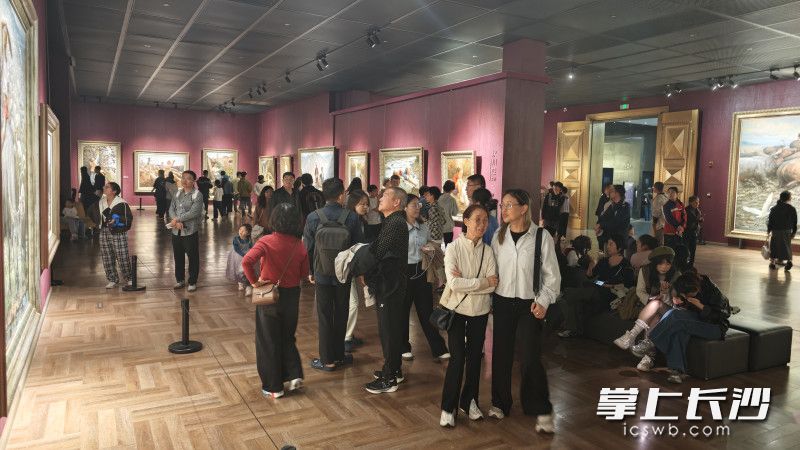 目前，馆内还有李自健油画常设展、星云大师一笔字书法常设展。除署名外均为李自健美术馆供图