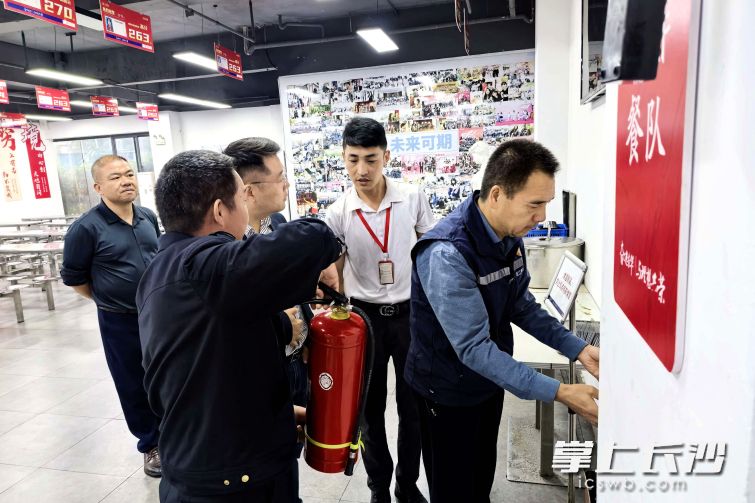 连日来，各检查组深入加油站、社区巷道等重点点位排查安全隐患。通讯员 毛小思 供图