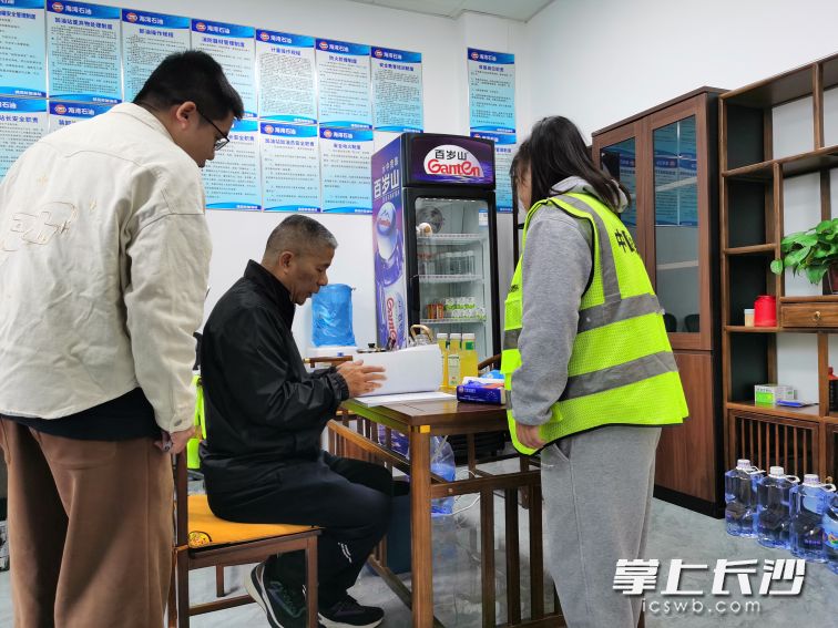 检查组仔细查看安全生产台账。通讯员 许晴枫 供图