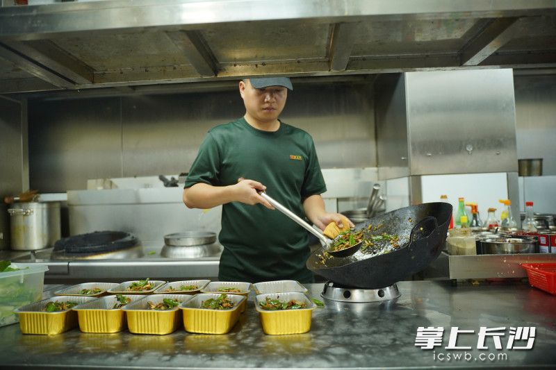 苏朋成正在后厨炒菜装盒。均为长沙晚报全媒体记者 李茂健 摄