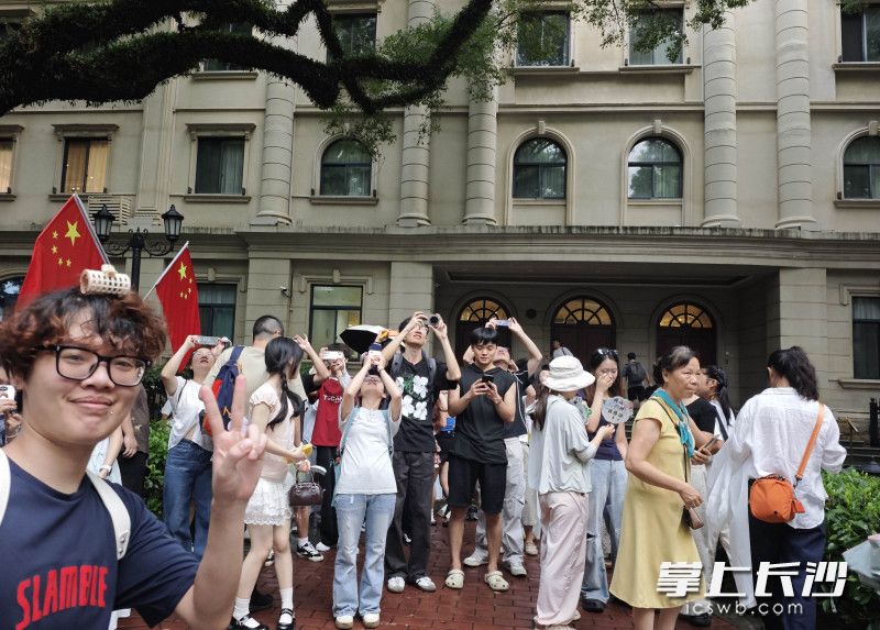 游客穿梭在街巷之间,打卡拍照,驻足品读历史。 游客穿梭在街巷之间,打卡拍照,驻足品读历史。
