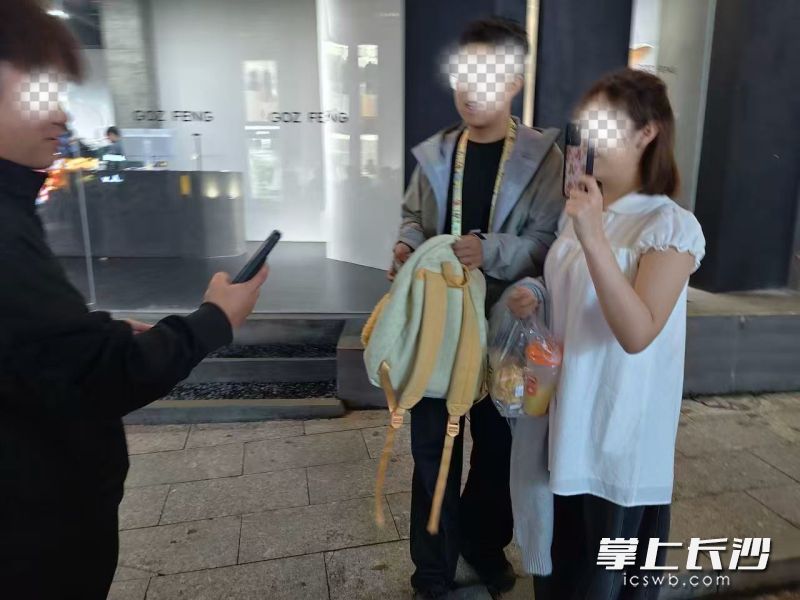 包包失而复得，失主开心地拍视频在社交媒体上为长沙点赞。
