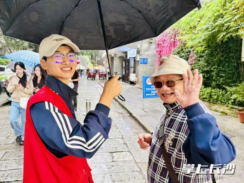 “红马甲”成为国庆长假潮宗老街上最潮最暖的风景。 均为长沙晚报全媒体记者 李卓 通讯员胡珊珊 摄