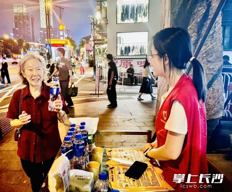 潮宗街区的长假志愿服务全天候，五一商圈的游客市民都能享受便利。