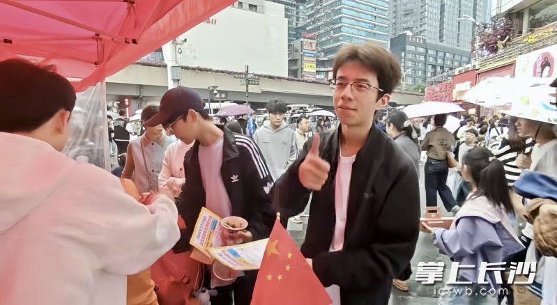登山小哥游潮宗街，在志愿服务点免费寄存了沉重的登山包，为贴心服务连连点赞。