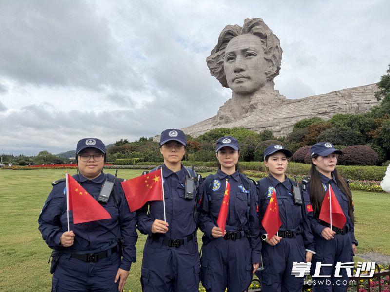 队员们在橘子洲上值勤。 均为长沙晚报通讯员谭立摄