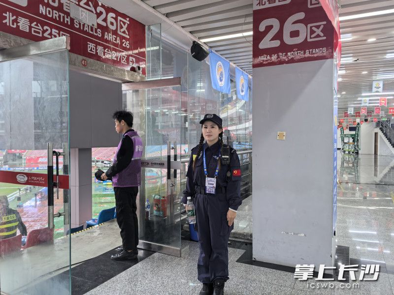 队员在湘超赛场值守。