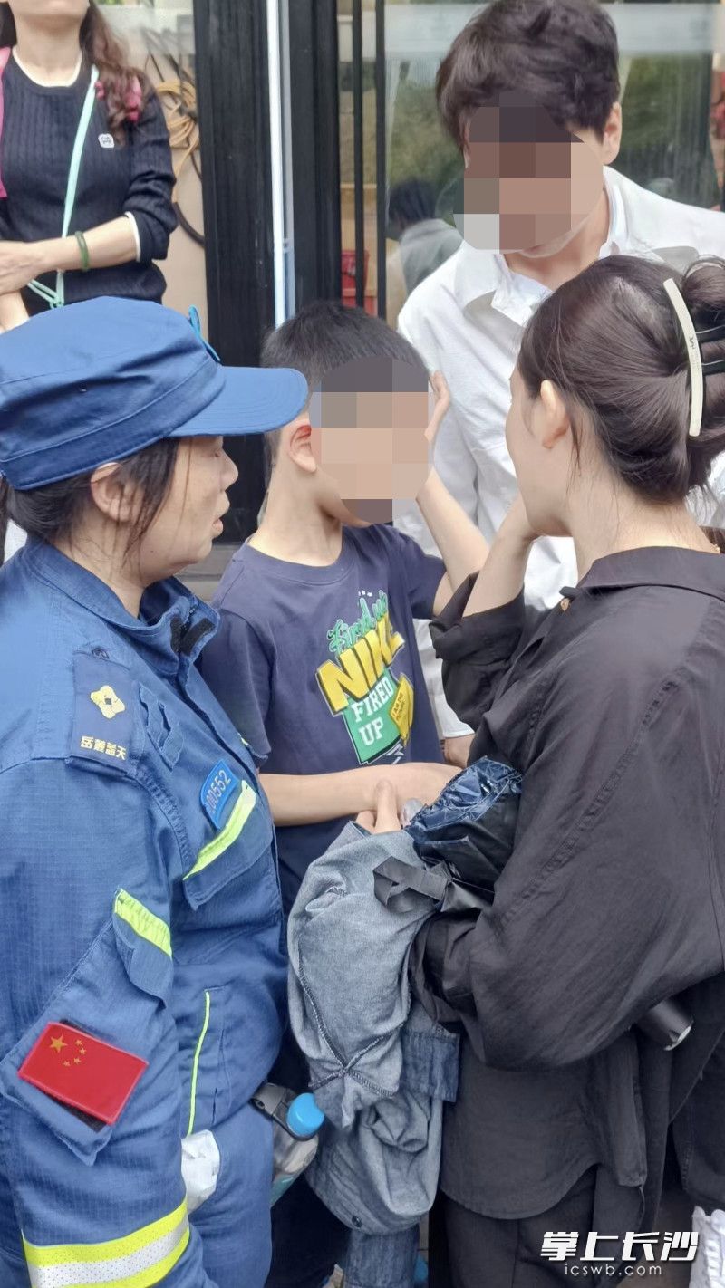 帮游客找到走失孩子。 长沙晚报全媒体记者 周小华 摄