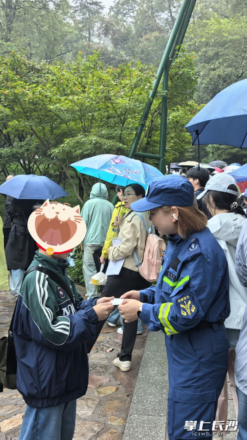 岳麓蓝天救援队队员在值守。 长沙晚报全媒体记者 周小华 摄