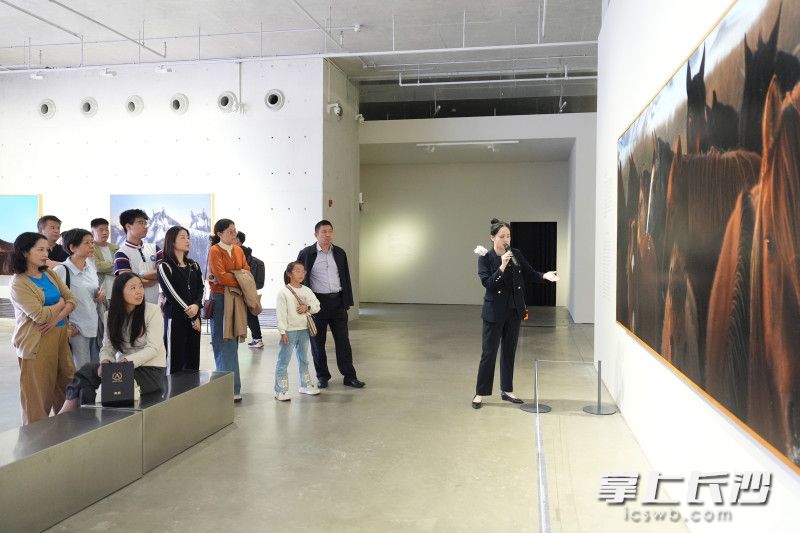 观众们在听公益讲解。
