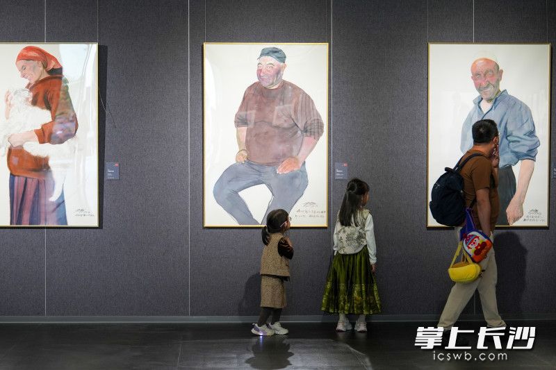 大小观众在观展。