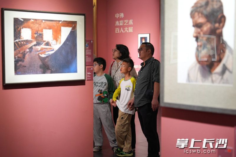 观众认真观展。