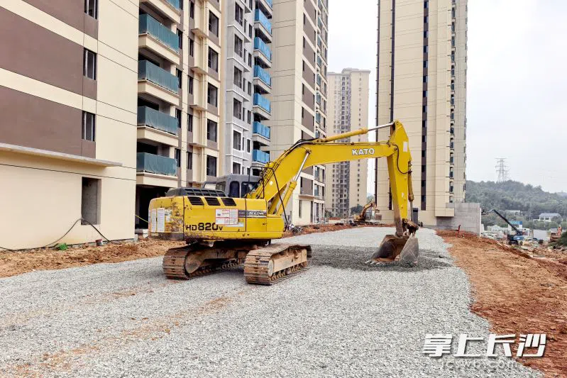 室外的大型机械正抓紧铺平石子路，为地面整平作业收尾。湘江早报全媒体记者 黄荣佳 摄