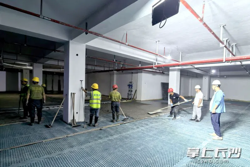 楼栋内部，施工人员同步推进室内装修和外墙保温装饰施工。湘江早报全媒体记者 黄荣佳 摄