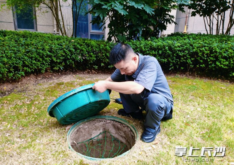 各物业服务企业对小区开展安全排查，确保业主度过一个愉快安全的假期。