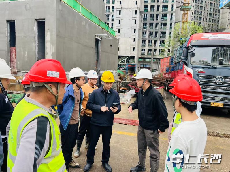 10月4日，市质安站在施工工地开展安全生产检查。 均为受访者供图