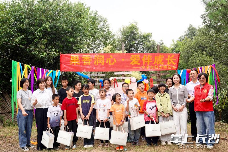 “果香润心 爱伴成长”爱心妈妈帮扶交流主题活动现场,大家沉浸式体验农耕采摘乐趣。均为全媒体记者 张禹 通讯员 段华良 摄影报道 “果香润心 爱伴成长”爱心妈妈帮扶交流主题活动现场,大家沉浸式体验农耕采摘乐趣。均为全媒体记者 张禹 通讯员 段华良 摄影报道