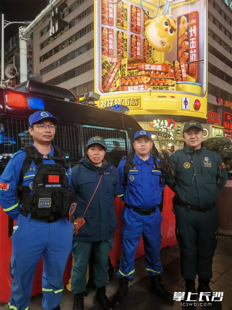 队员们在执勤中。