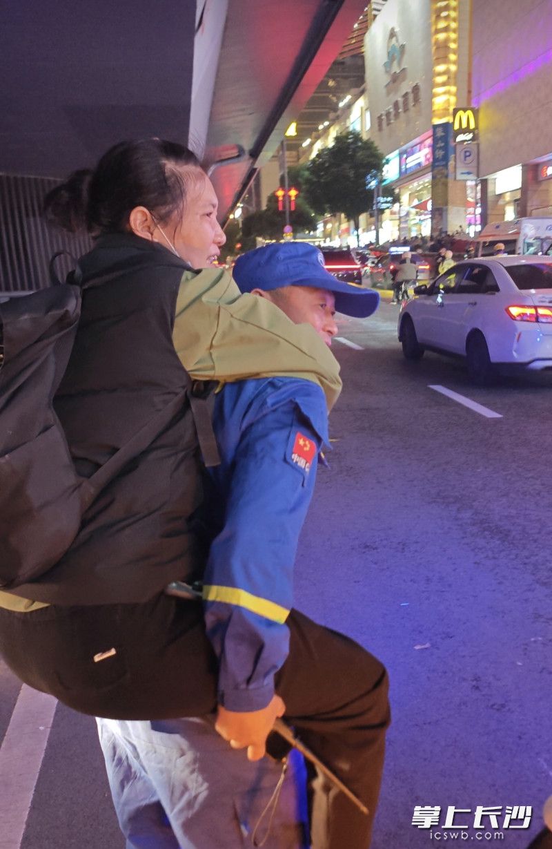 队员背负受伤市民送医。