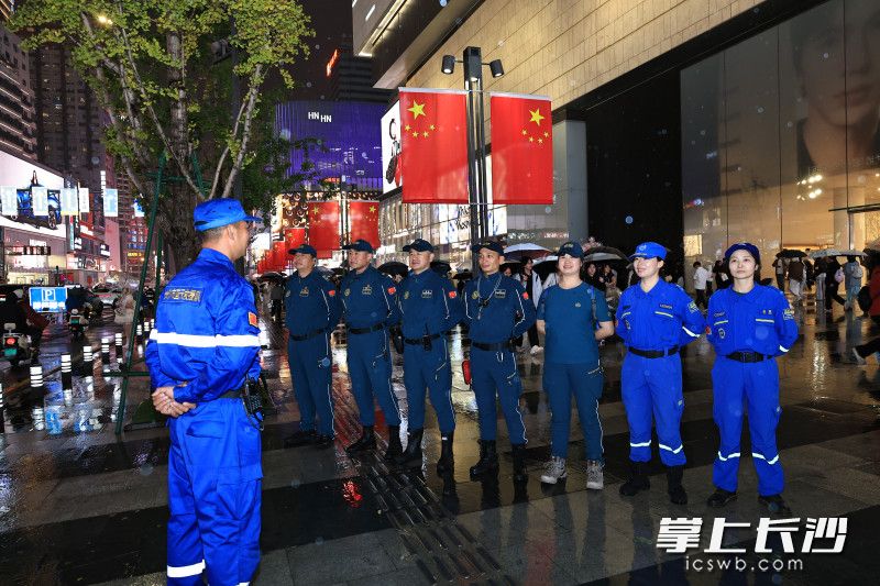 长沙市蓝天救援队国庆期间协助特警护航五一商圈。 均为长沙晚报通讯员 曾劲玉 供图