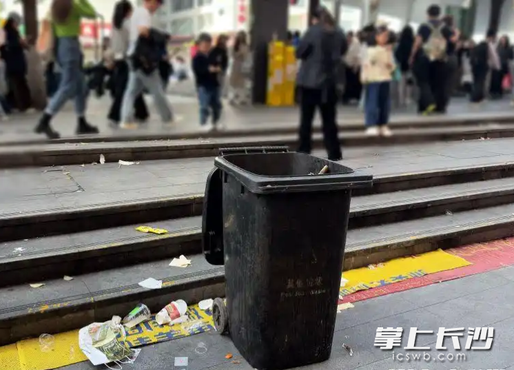 一些市民游客将垃圾随意丢弃在路上,尽管附近就是垃圾桶。 均为长沙晚报全媒体记者杨云龙摄 一些市民游客将垃圾随意丢弃在路上,尽管附近就是垃圾桶。 均为长沙晚报全媒体记者杨云龙摄