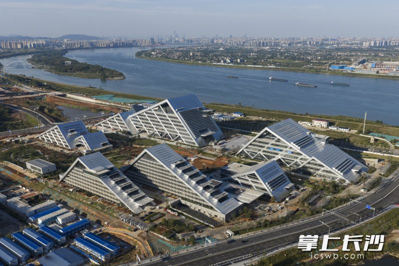10月6日，湘江科学城首开区（湘江科学中心）建设现场，建设工人们坚守岗位，紧张有序进行施工作业。 均为长沙晚报全媒体记者黄启晴摄