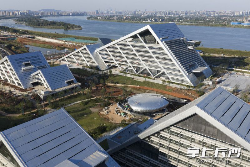 湘江科学城是湖南省六大标志性工程之一，规划面积153.65平方公里，横跨长潭两市。