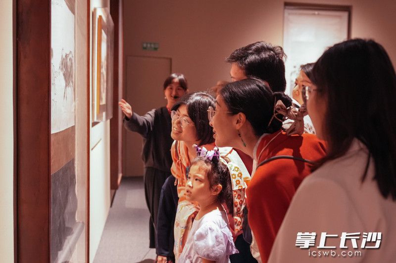游客近距离欣赏艺术佳作。 游客近距离欣赏艺术佳作。
