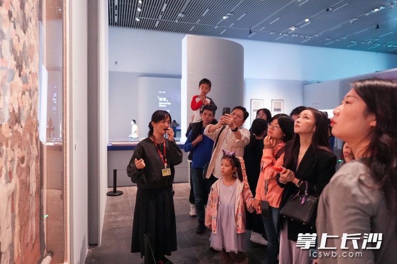 10月6日,国庆假期临近尾声,湖南美术馆依旧人气旺盛。 均为长沙晚报全媒体记者郭雨滴摄 10月6日,国庆假期临近尾声,湖南美术馆依旧人气旺盛。 均为长沙晚报全媒体记者郭雨滴摄