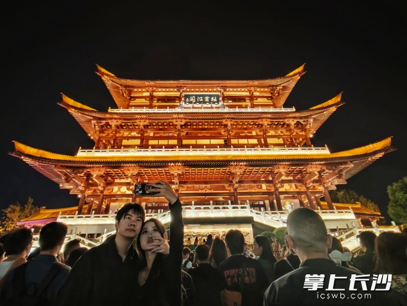 国庆假期尾声，杜甫江阁人气依旧火爆。 均为长沙晚报全媒体记者王珊琪摄