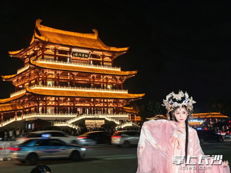 游客身着古装华服与杜甫江阁合影。