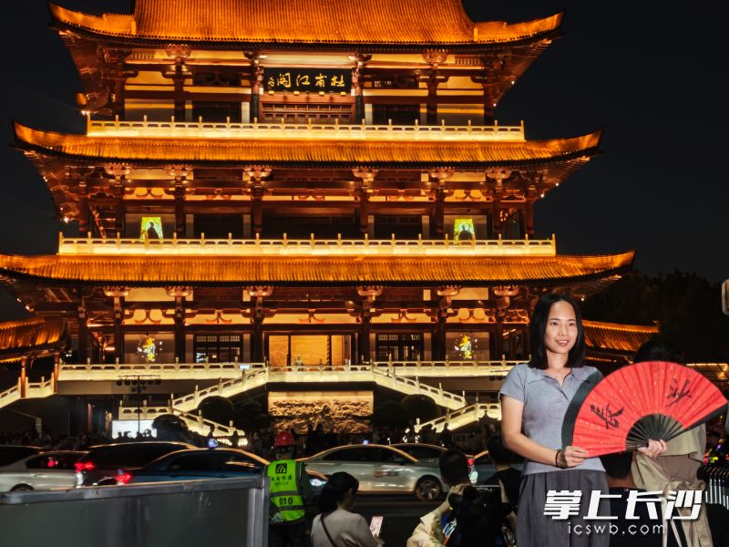 各类新潮拍照方式轮番上演。