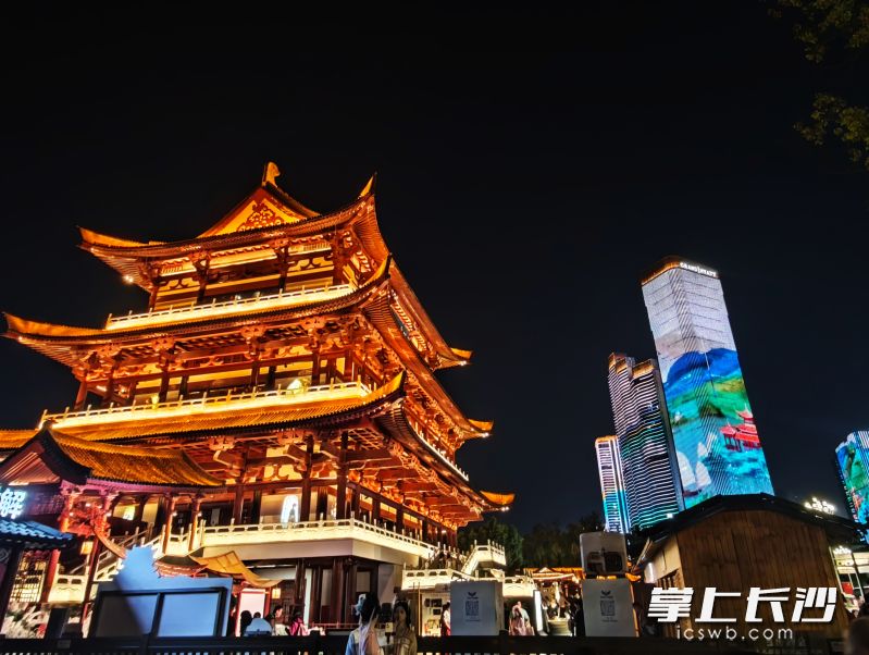 古今相望，璀璨灯火映照古阁飞檐。