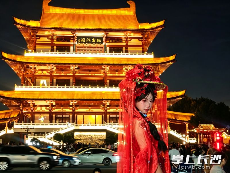 游客身着古装华服与杜甫江阁合影。