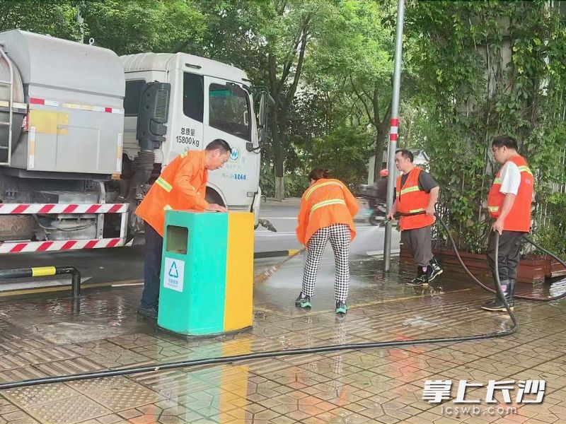 环卫保洁。 市城管局供图 环卫保洁。 市城管局供图