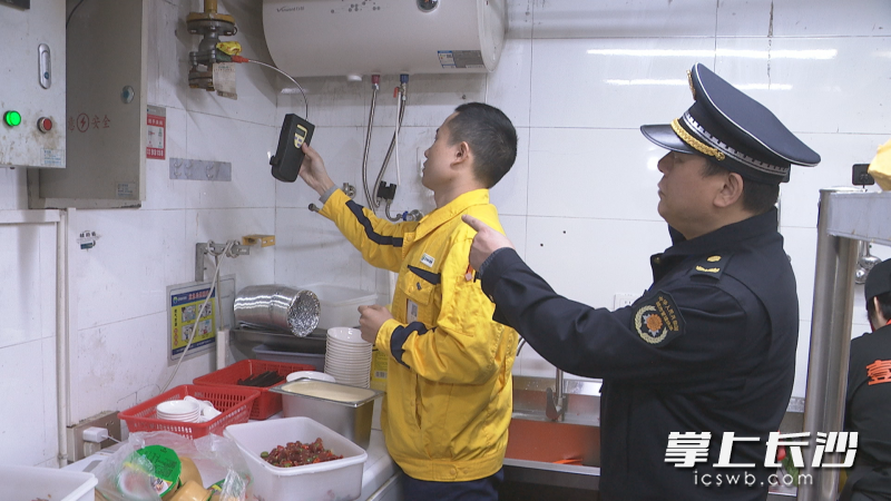 市城管局将燃气安全巡查作为假期保障的重点工作。 市城管局供图 市城管局将燃气安全巡查作为假期保障的重点工作。 市城管局供图