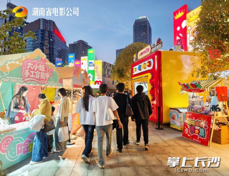 市民游客逛集市  均为主办方 供图
