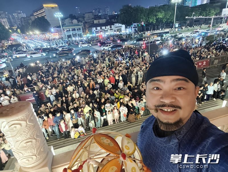 杜甫江阁“喜相逢”沉浸式古风夜游场景。受访者李丹供图