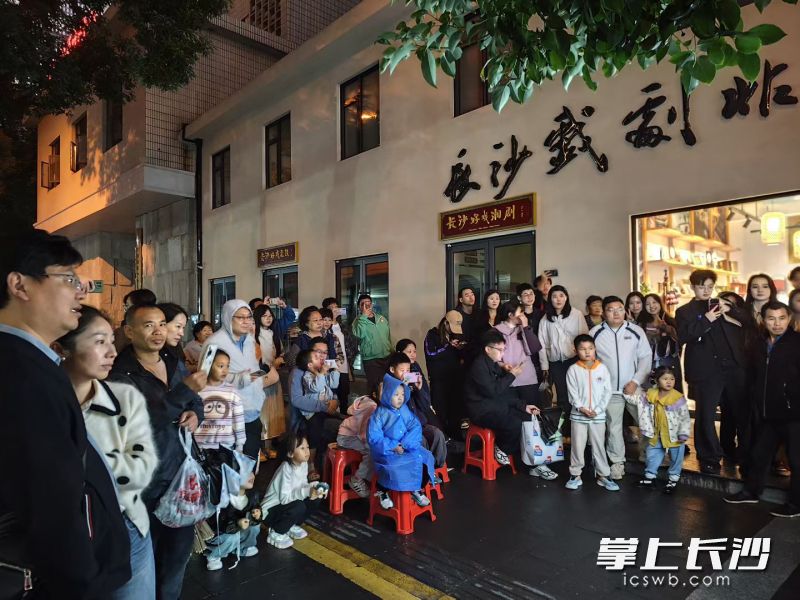 夜幕降临，长沙皮影戏专场准时开演。