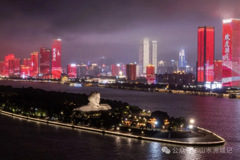 国庆假期，长沙一江两岸灯光璀璨，满城中国红点亮湘江，共贺祖国华诞。郭雨滴 摄
