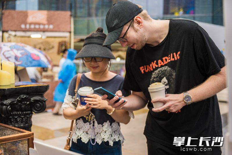 不同风味的咖啡吸引市民游客打卡。 通讯员 严思遥 供图