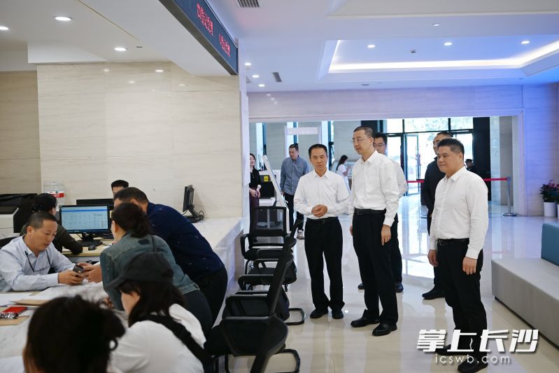 10月8日，长沙市委副书记、湖南湘江新区（长沙高新区）党工委书记、岳麓区委书记周健到湖南湘江新区社会治安综合治理中心调研。湘江早报全媒体记者 张圣贺 摄