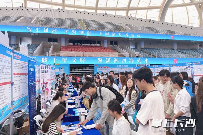本次专场招聘月薪8000元以上岗位占比达88.63%，现场众多学子前来咨询了解。均为长沙晚报通讯员供图