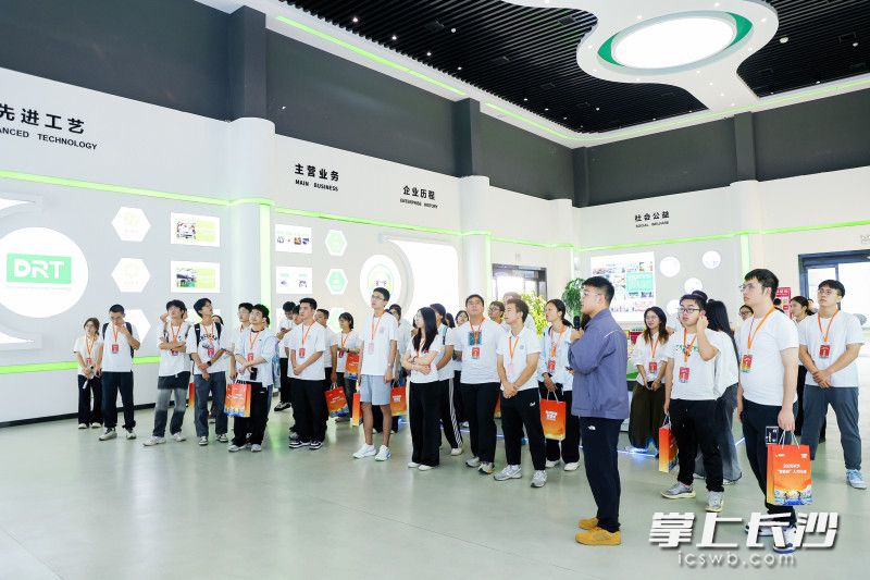 青年学子们实地探访新能源产业链企业。