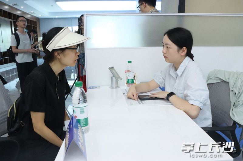 众多年轻求职者跃跃欲试。均为通讯员供图